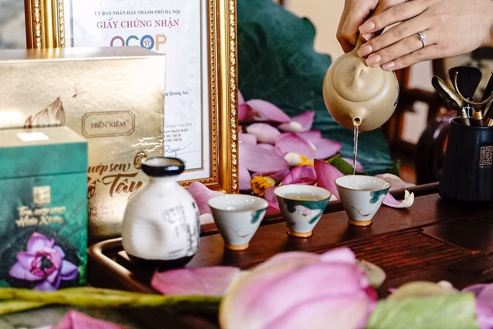 El té de loto de Tay Ho, del distrito homónimo de la capital, requiere un proceso meticuloso de elaboración (durante varias semanas). Este producto de la marca Hien Xiem recibió el reconocimiento del programa "Cada Comuna, Un Producto" (OCOP) y se ha usado durante las reuniones entre los dirigentes vietnamitas y extranjeros. (Fuente: VNA)