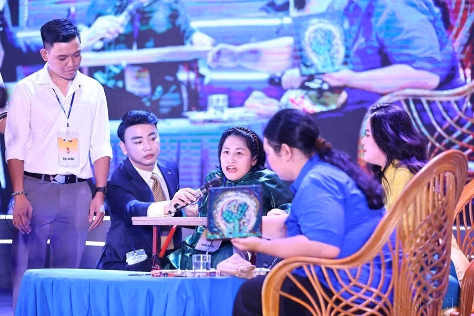 Nguyen Thuy Chi, quien sufre discapacidad motora grave, es cofundadora y subdirectora de la empresa Green Touch, una unidad con casi 20 artesanos y artistas discapacitados, y participó en el programa “Brilla la voluntad vietnamita” (7 de octubre de 2024). (Foto: VNA)