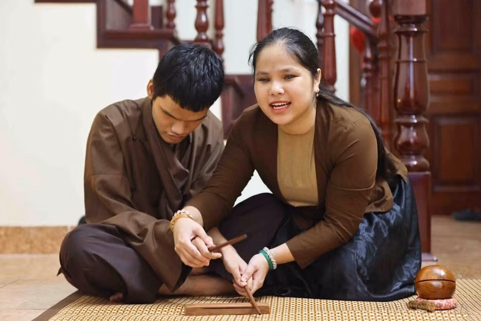 Nguyen Thao Xuan, nacida ciega, enseñó el arte del canto Xam con el objetivo de preservar la cultura y la identidad de la nación. La muchacha fue uno de los 38 jóvenes con discapacidad honrados en el programa “Brilla la voluntad vietnamita” de 2024, organizado por la Federación de la Juventud del país. (Foto: VNA)