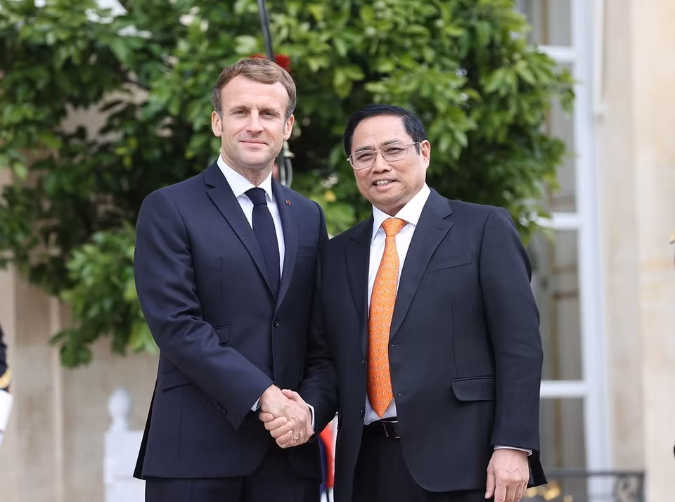 Durante su visita oficial a Francia, el 4 de noviembre de 2021, el primer ministro Pham Minh Chinh se reunió con el presidente francés Emmanuel Macron en el palacio de Élysée, en la capital de París.