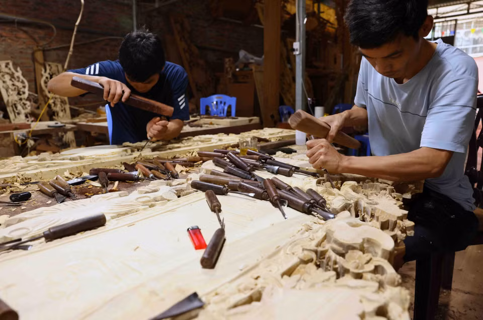 Elaborando productos espirituales en el pueblo de esculturas de bellas artes de Son Dong, distrito de Hoai Duc. (Fuente: VNA)