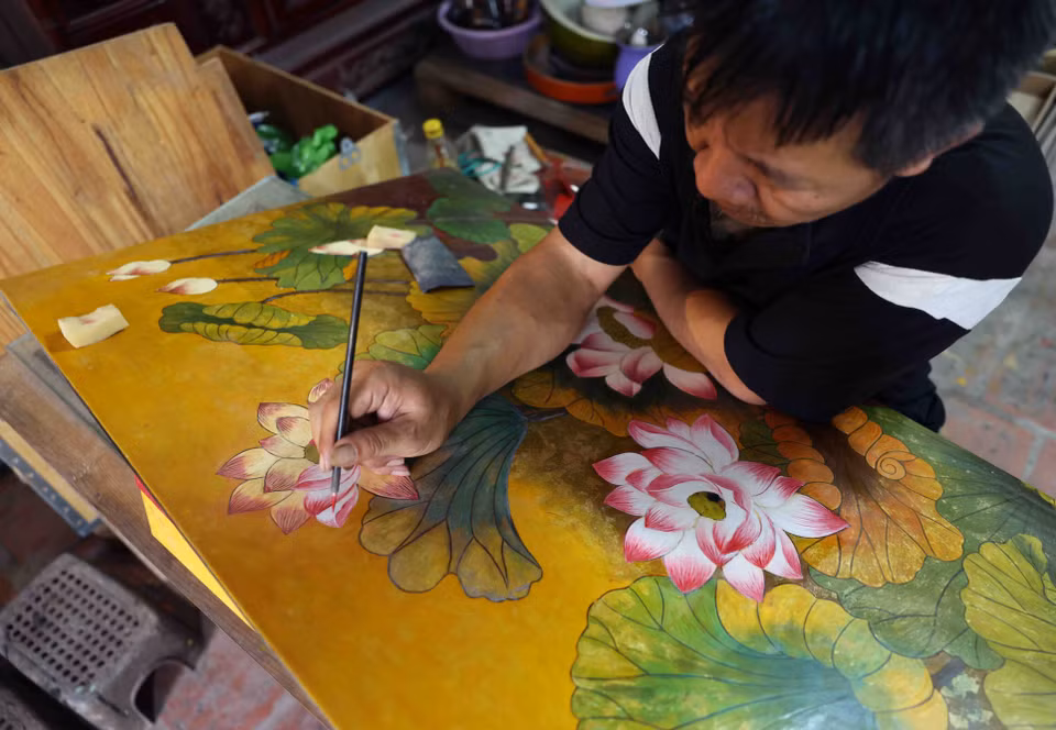 Produciendo artículos de laca en el pueblo artesanal de laca Ha Thai, comuna de Duyen Ha, distrito de Thuong Tin. (Foto: VNA)