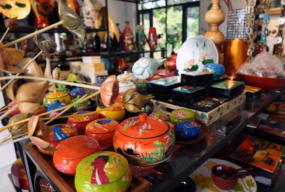 Los productos de laca del pueblo artesanal de laca Ha Thai, comuna de Duyen Ha, distrito de Thuong Tin, se exportan a los mercados europeo, japonés y coreano. (Foto: VNA)