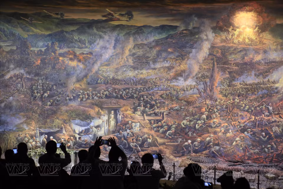 Una parte de la pintura panorámica sobre la Campaña de Dien Bien Phu, que muestra feroz escena de lucha en cada metro de trincheras. (Fuente: VNA)