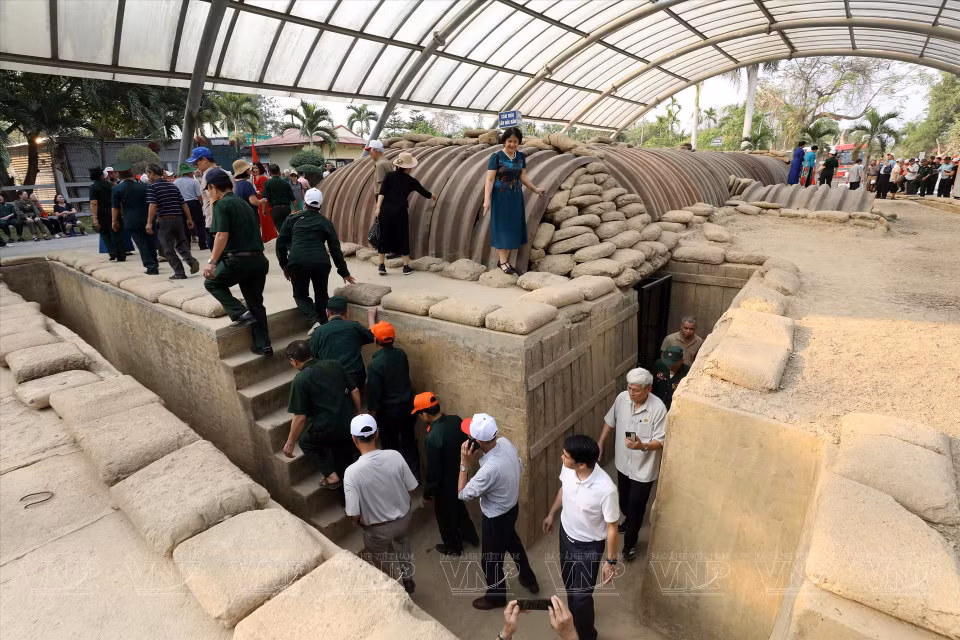 Turistas visitan la reliquia del búnker de mando del general De Castries ubicado en el centro del grupo de fortaleza de Dien Bien Phu, en el distrito de Muong Thanh, ciudad de Dien Bien Phu. (Fuente: VNA)