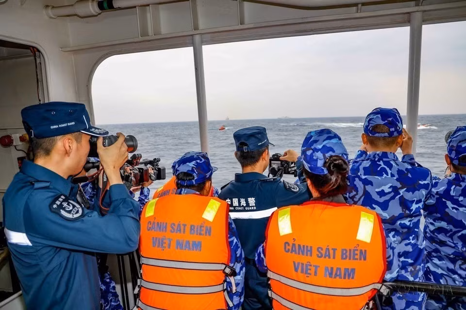 Reporteros de Vietnam y China participan en la cobertura de la primera patrulla conjunta entre las Guardias Costeras Vietnam China en 2023. (Fuente: VNA)