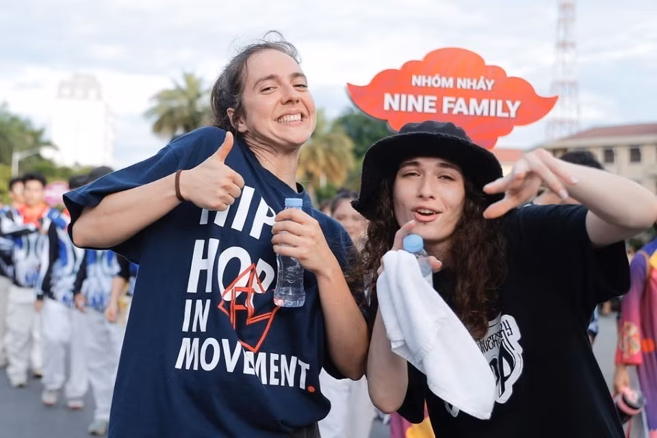 Bailarines de diferentes países actúan en el festival callejero. (Fuente: VNA)