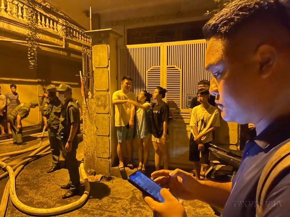 El periodista Pham Kien de la Agencia Vietnamita de Noticias trabaja en el lugar del incendio de un mini apartamento en la calle Khuong Ha (Hanoi). (Fuente: VNA)