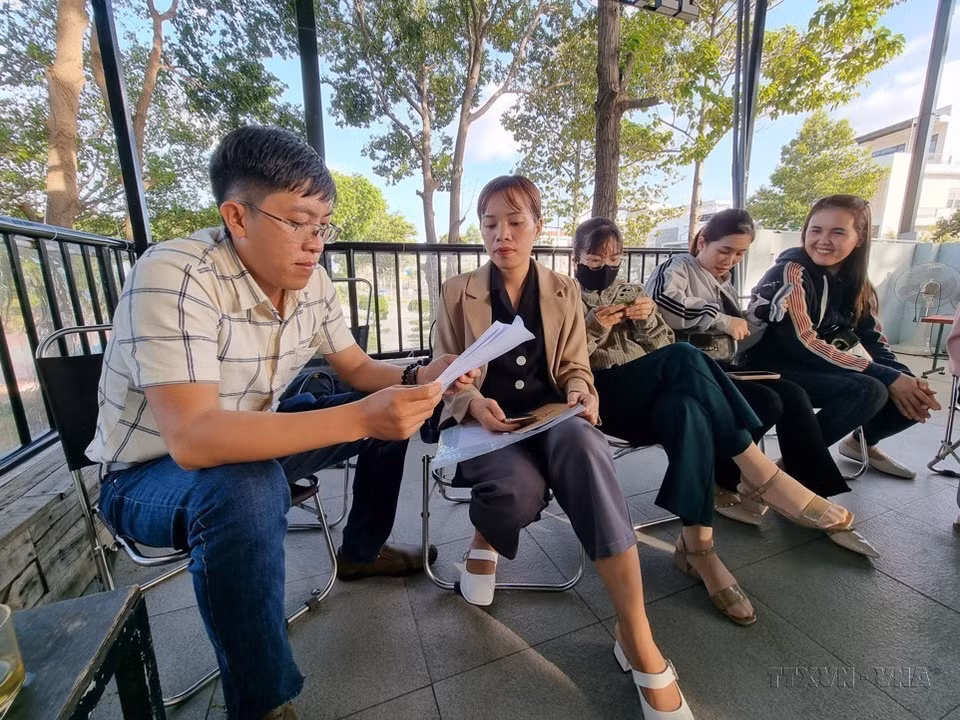 Un periodista de la Agencia Vietnamita de Noticias conversa con estudiantes de la provincia de Ninh Thuan. (Fuente: VNA)