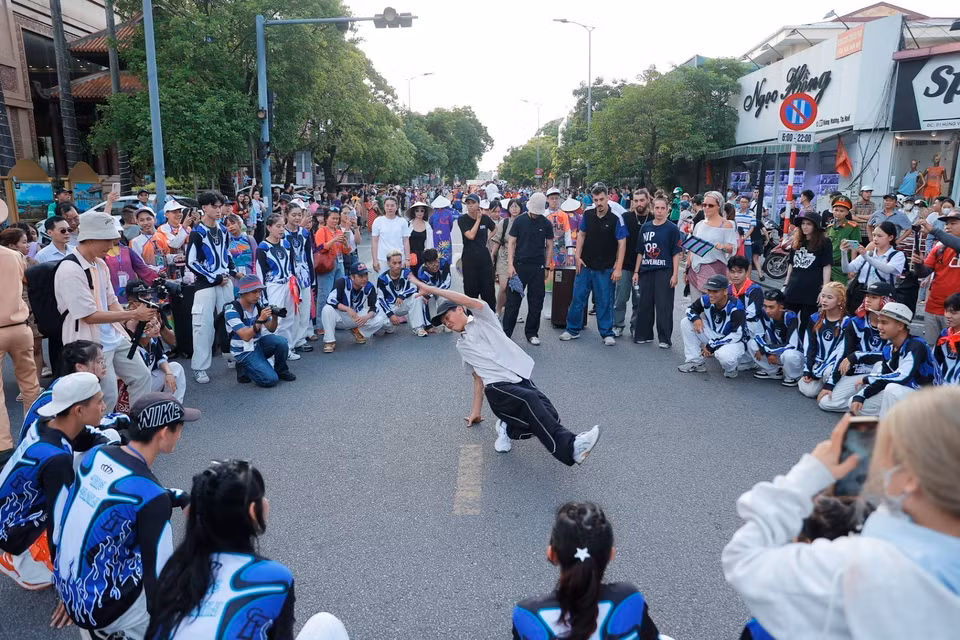 El espectáculo de danza Hip Hop en el festival callejero. (Fuente: VNA)