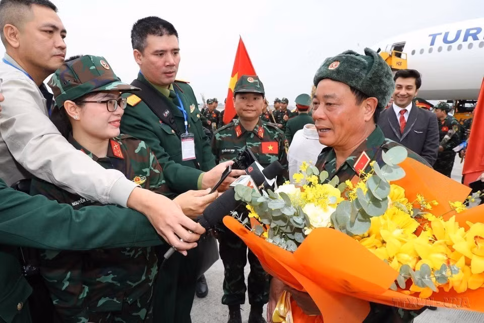 Reporteros entrevistan a miembros de la delegación de oficiales y soldados del Ejército Popular de Vietnam que participaron en el rescate durante el terremoto ocurrido en Turquía. (Fuente: VNA)