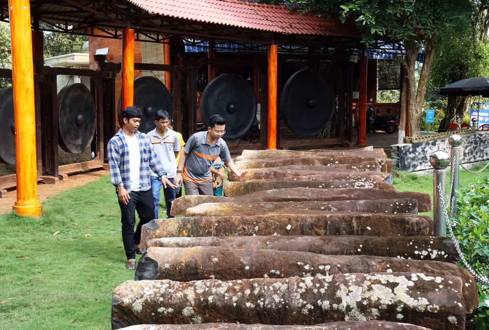 El instrumento de piedra de 20 toneladas más grande de Vietnam se exhibe en el Área. (Foto: VNA)