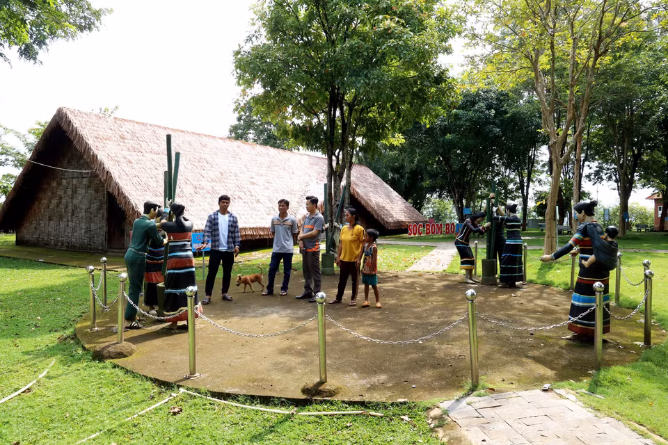 Recreando la imagen de triturar arroz para alimentar al ejército durante la lucha de resistencia contra el imperialismo estadounidense para salvar el país en el Área de Conservación Cultural de la etina S'tieng. (Foto: VNA)