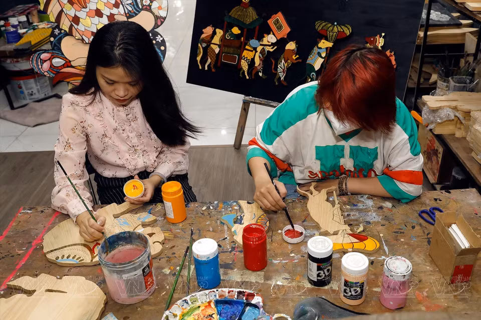 La sensación del color es muy importante porque el artista puede crear fuertes contrastes con líneas y colores, que son populares y a la vez modernas, para crear armonía en el producto. (Fuente: VNA)