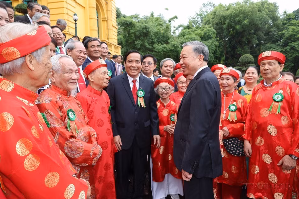 El presidente To Lam se reunió con funcionarios y personas mayores destacadas de todo el país con motivo del 83 aniversario del tradicional Día de los Ancianos vietnamitas establecido el 6 de junio de 1941. (Fuente: VNA)