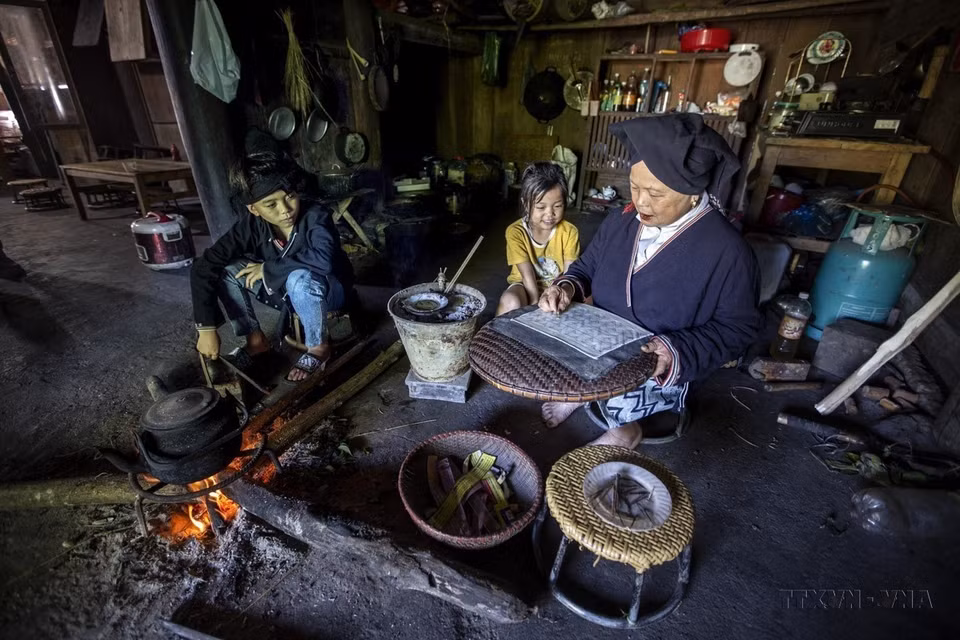 Las mujeres mayores de la aldea de Sung, comuna de Cao Son, distrito de Da Bac, provincia de Hoa Binh, enseñan y preservan la belleza cultural del tejido de brocados étnicos de Dao Tien, al tiempo que desarrollan el turismo para generar más ingresos para la población local. (Fuente: VNA)