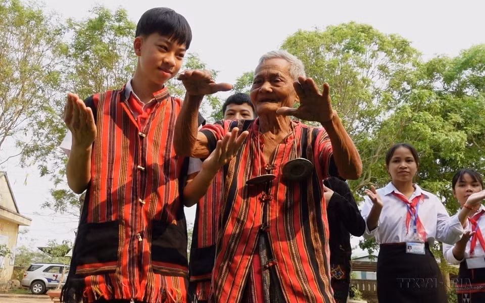 Artesanos mayores enseñan canciones folclóricas tradicionales e instrumentos musicales de la minoría étnica Pako-Van Kieu a los estudiantes de la escuela primaria y secundaria A Xing, distrito de Huong Hoa, provincia de Quang Tri. (Fuente: VNA)
