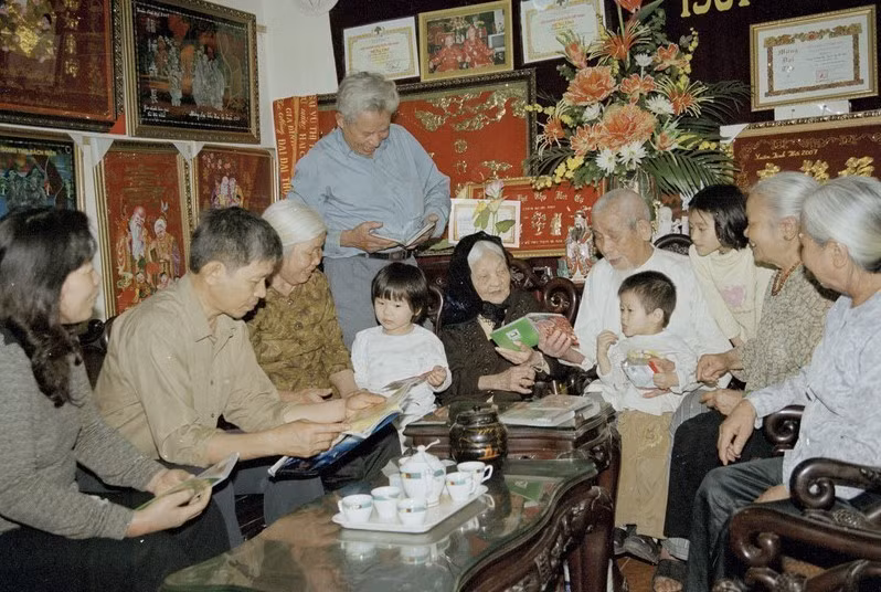 La familia de cinco generaciones de los ancianos Vu Dinh Gia y Ngo Thi Muoi (Hanoi) está siempre feliz (2007). (Fuente: VNA)