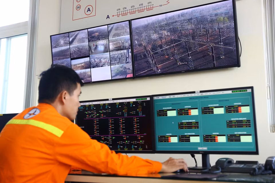 Trabajadores de la central Gia Lai de servicio en la subestación Pleiku 2 de 500 kV. (Fuente: VNA)
