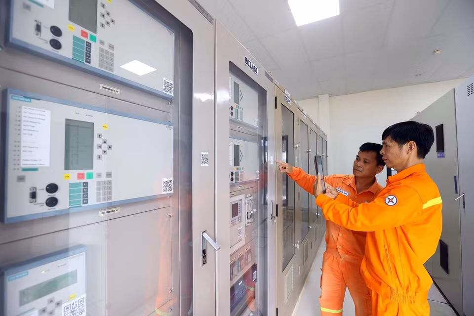 Uso de un dispositivo inteligente para escanear el código QR en la estación transformadora Pleiku de 500 kV. (Fuente: VNA)