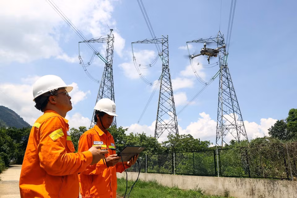 Trabajadores de la central eléctrica de Bao Loc (Lam Dong) utilizan un UAV con una cámara con sensor térmico para comprobar la ruta de la línea. (Fuente: VNA)