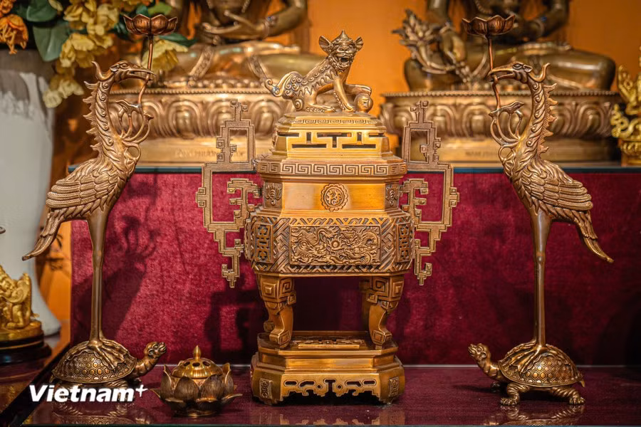 Los principales productos de bronce suelen ser artículos de adoración como cuencos de incienso, portavelas, jarrones y altares. (Foto: VNA)