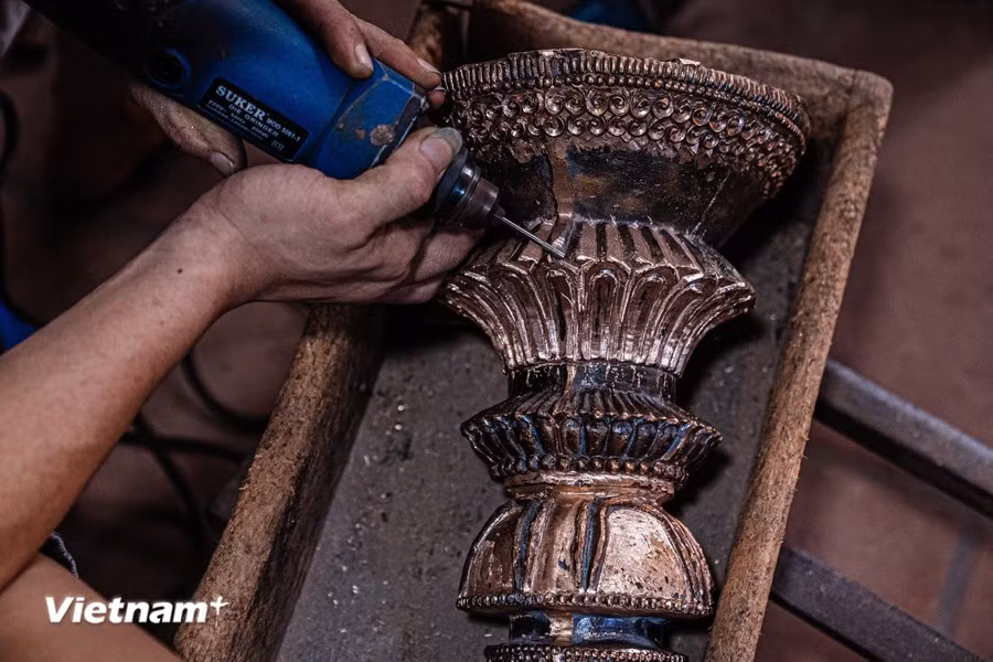 Con las hábiles manos y el tacto del artesano, los bloques de bronce ganan forma antes de ser pulidos. (Foto: VNA)