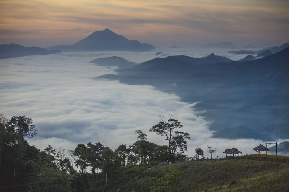 Las nubes aparecen todas las mañanas en la zona de Pa Khom hasta Thung Mai y Thung Man, en la comuna de Hang Kia (Foto: VNA)