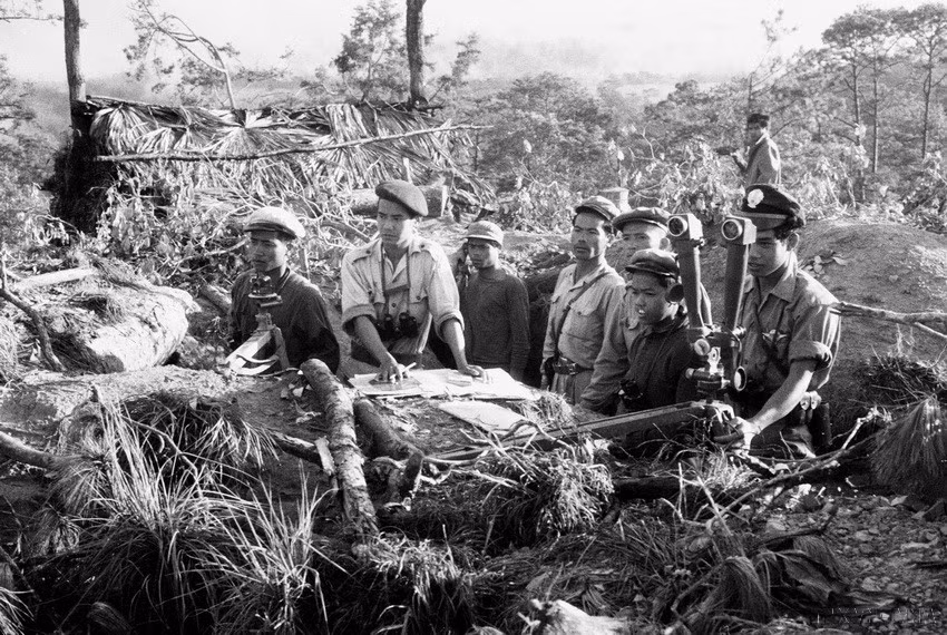 Expertos militares vietnamitas y soldados laosianos. (Foto: Archivo de VNA)