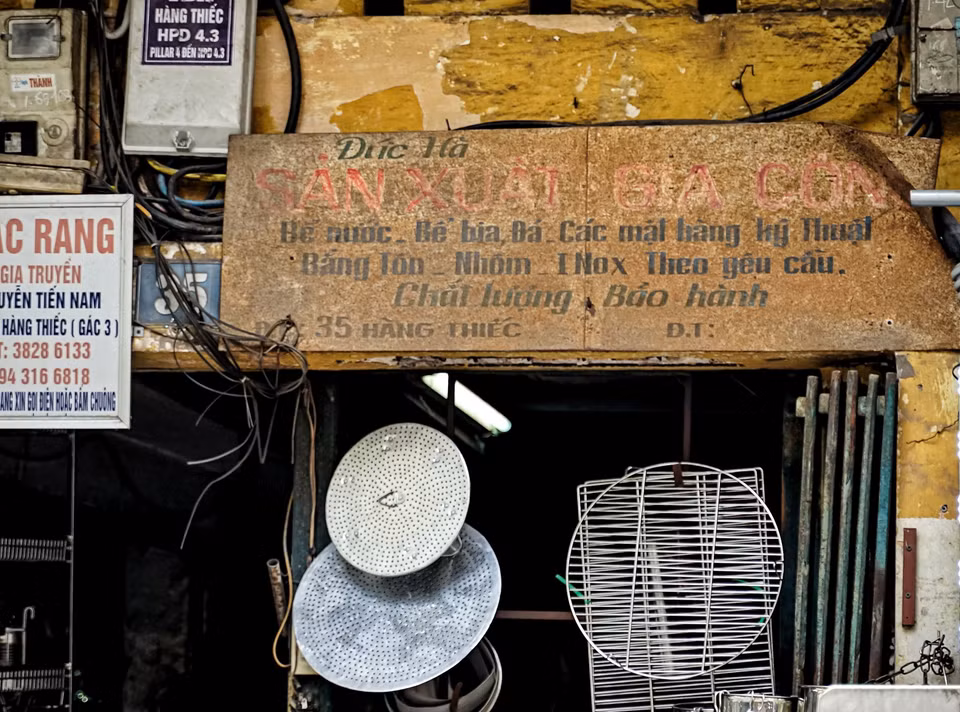 El cartel de una tienda en la calle Hang Thiec tiene muchas huellas del tiempo. (Fuente: VNA)