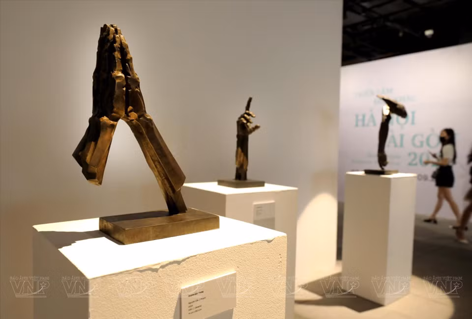 La obra "Oración" del artista Huynh Bao Trung tiene el material cerámico. (Fuente: VNA)