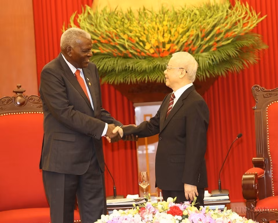 El secretario general del Partido Comunista de Vietnam, Nguyen Phu Trong, recibió el 27 de septiembre de 2023 a Esteban Lazo Hernández, presidente de la Asamblea Nacional del Poder Popular de Cuba, quien realizó un viaje a Vietnam para asistir a la conmemoración del 50 aniversario de la visita del Comandante en Jefe Fidel Castro a la zona liberada del Sur. (Fuente: VNA)