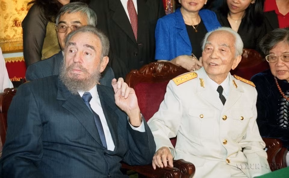 Fidel Castro, primer secretario del Comité Central del Partido Comunista de Cuba y presidente de los Consejos de Estado y de Ministerios de Cuba, se reunió en 2009 con el general Vo Nguyen Giap con motivo de una visita amistosa oficial en Vietnam. (Fuente: VNA)