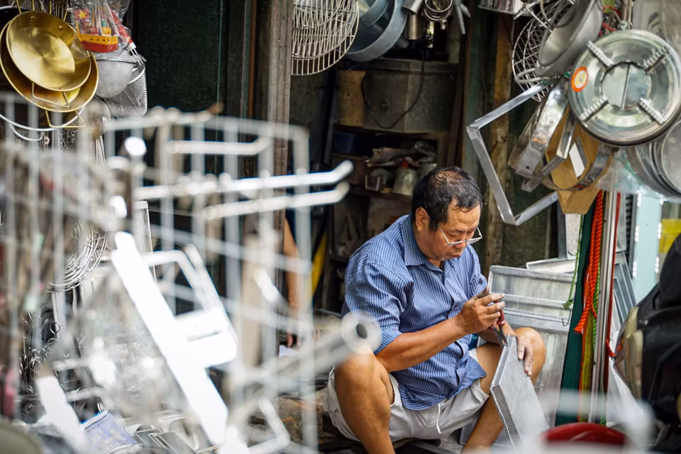 El trabajador de la tienda Duc Ha, el número 35 de Hang Thiec, tiene casi 40 años de experiencia en el oficio tradicional heredado por sus antepasados. (Fuente: VNA)