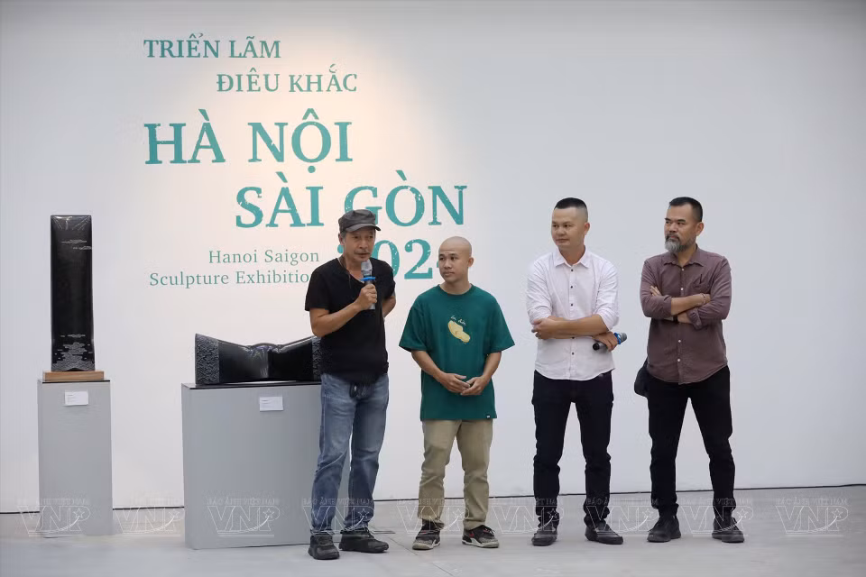 El escultor Dao Chau Hai habló en la inauguración de la exposición. (Fuente: VNA)