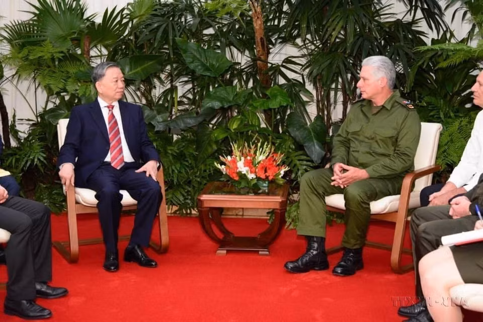 El primer secretario del Comité Central del Partido Comunista y presidente de Cuba, Miguel Mario Díaz-Canel Bermúdez, recibió en 2022 al ministro de Seguridad Pública de Vietnam, To Lam, durante su visita oficial a la nación caribeña. (Fuente: VNA)