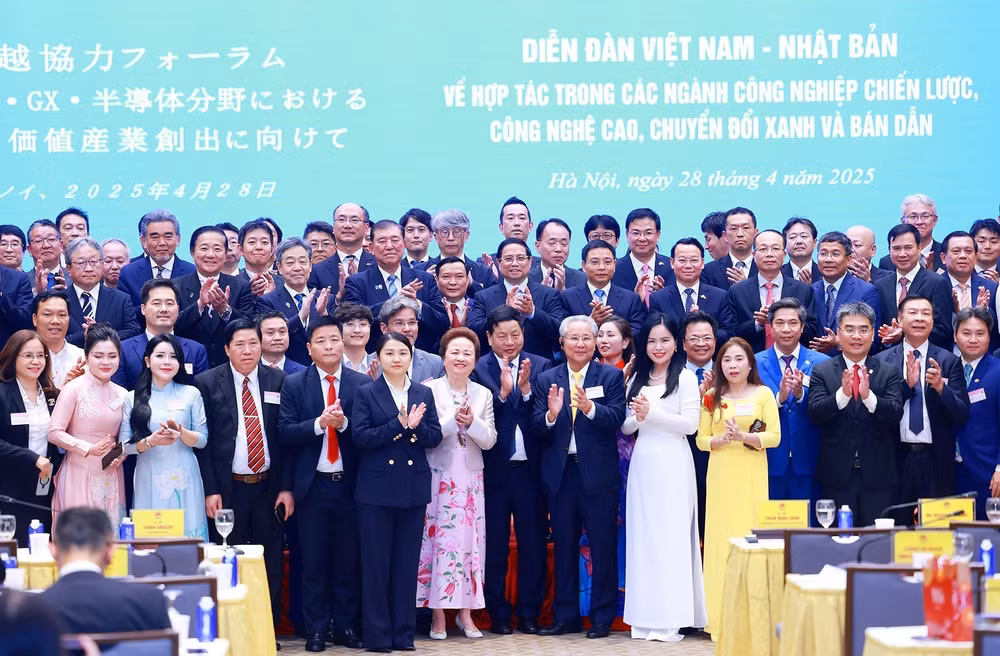 vna-potal-thu-tuong-pham-minh-chinh-va-thu-tuong-nhat-ban-ishiba-shigeru-tham-du-dien-dan-doanh-nghiep-viet-nam-e28093-nhat-ban-8001296-1.jpg