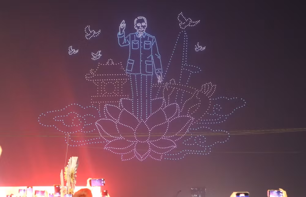 vna-potal-tp-ho-chi-minh-tong-duyet-trinh-dien-drone-mung-50-nam-thong-nhat-dat-nuoc-8002136.jpg