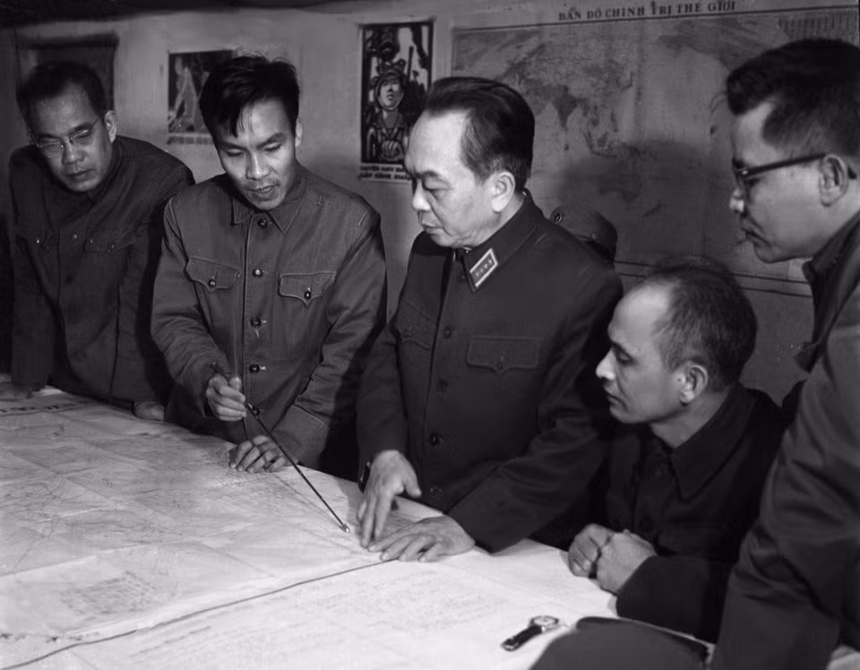 El 30 de diciembre de 1972, el general Vo Nguyen Giap visitó el Comando de Defensa Aérea-Antiaérea, que fue la fuerza central junto con el ejército y el pueblo de Hanoi para vencer el ataque estratégico de Estados Unidos sobre la ciudad. (Foto: VNA)