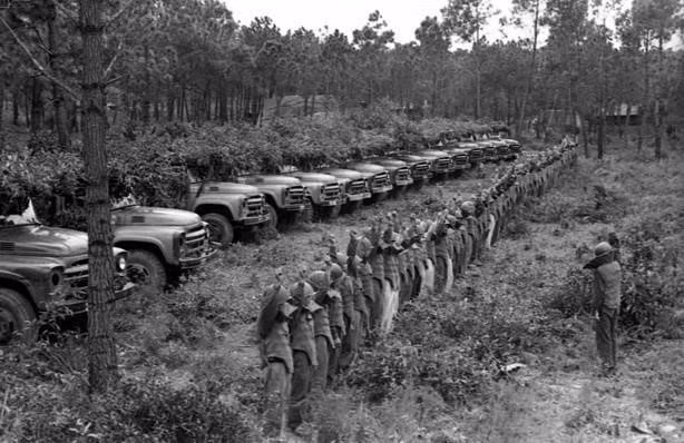 Ceremonia de juramento para cruzar el camino del fuego, que es la vía 20 Quyet Thang. De 1965 a 1972, la ruta Truong Son se desarrolló fuertemente, avanzando a la mecanización de toda la ruta de transporte militar. (Foto: Hua Kiem-VNA)