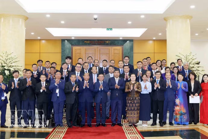 Tran Cam Tu y la delegación de jóvenes líderes del Partido Popular de Camboya (Foto: VNA)