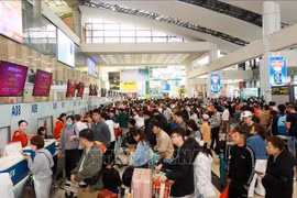 Pasajeros esperan para realizar los trámites de vuelo en el Aeropuerto Internacional Noi Bai de Hanoi. (Foto: NVA)