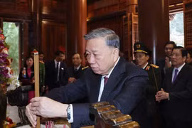 El secretario general del PCV, To Lam, ofrece inciensos para rendir homenaje al Presidente Ho Chi Minh (Fuente: VNA)