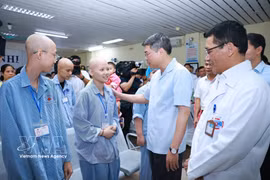 El primer ministro Le Minh Hung visita a los niños pacientes que reciben tratamiento en el Hospital K - Tan Trieu (Hanoi). (Foto: VNA)