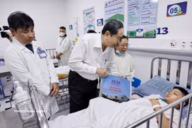El presidente de la Asamblea Nacional, Tran Thanh Man, entrega regalos a niños pacientes en el Hospital Infantil 1 de Ciudad Ho Chi Minh. (Foto: VNA)