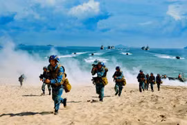 Comando de Región 4 de la Marina de Vietnam protege firmemente la soberanía marítima de la Patria