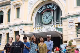 La Oficina Central de Correos de Ciudad Ho Chi Minh siempre atrae a turistas nacionales e internacionales. (Foto: VNA)