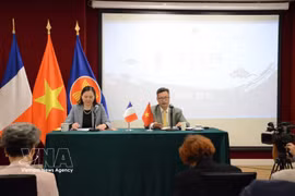 El embajador de Vietnam en Francia, Trinh Duc Hai (derecha), interviene en una rueda de prensa para presentar la Semana del Teatro Vietnamita en Francia, titulada "Retrato de Vietnam". (Foto: VNA)