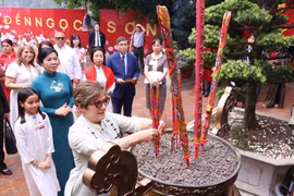 Lasdos primeras damas ofrecen inciensos en el Templo de Ngoc Son (Fuente: VNA)