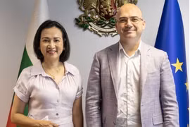 La embajadora de Vietnam en Bulgaria, Nguyen Thi Minh Nguyet, y el ministro de Turismo de Bulgaria, Ilin Dimitrov. (Foto: VNA)